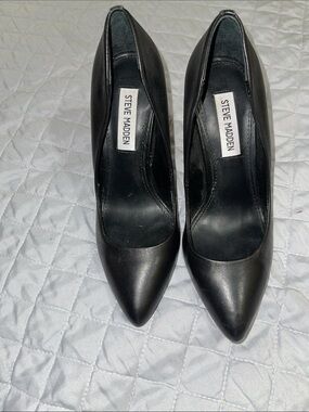 Steve Madden Black Pointed Leather Pumps